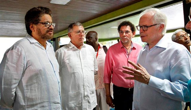 El acuerdo de paz en Colombia se logrará este año porque ambas partes se han comprometido a ello, pero los tiempos del proceso cada vez son más reducidos, expresó el diplomático estadounidense Bernard W. Aronson (derecha).
EFE