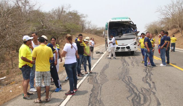 Así quedó el bus en que se movilizaban. AFP