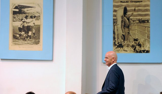 Gianni Infantino visitó el Museo del Fútbol del mítico Estadio Centenario de Montevideo. AFP
