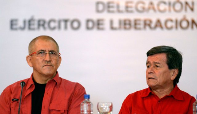 El jefe de la delegación del Eln, Eliécer Herlington Chamorro Acosta, llamado 'Antonio García' (izquierda) y el integrante de esta guerrilla Israel Ramírez Pineda, conocido como 'Pablo Beltrán', durante el inicio de las negociaciones de paz. AFP
