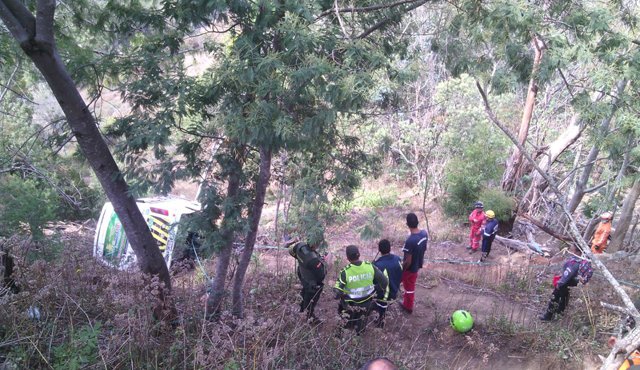 Personal de los bomberos y la Defensa Civil tratan de sacar el bus. Roberto Ospino