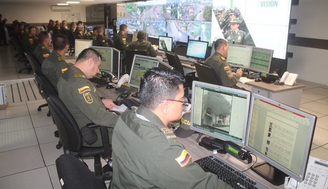 Un equipo de 30 uniformados vigila la seguridad desde el Centro Automático de Despacho. La Opinión