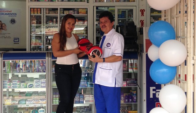La dama recibió una patineta scooter eléctrica. Cortesía
