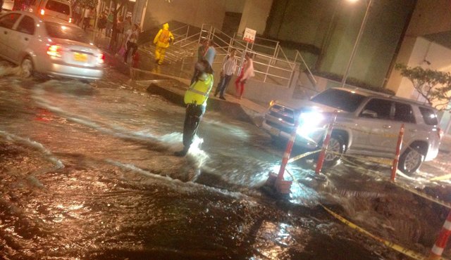 Las calles de #cúcuta son un río literal! los alcantarillados ya no dan a bast, publicó @AlejoBatteur. Tomada de Internet