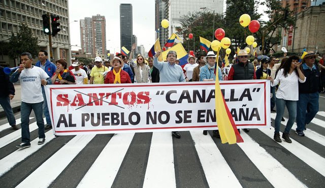 En varias ciudades, los colombianos salieron a protestar contra el gobierno de Juan Manuel Santos. Colprensa
