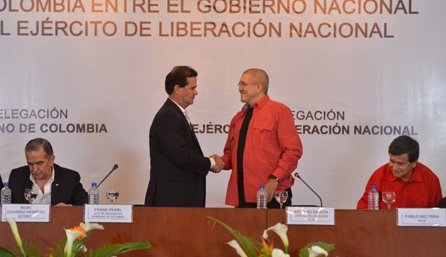 El jefe negociador de Colombia, Frank Pearl, y el máximo comandante del Eln, Antonio García, al iniciar la fase pública de los diálogos de paz, en Caracas. Archivo