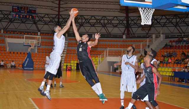 José Baquero (derecha) de halcolnes, lucha el balón con uno de los integrantes de Piratas durante el segundo juego por la fecha dos de la Liga Directv, en el que los cucuteños ganaron 78-58, en el coliseo Toto Hernández. Edinsson Figueroa