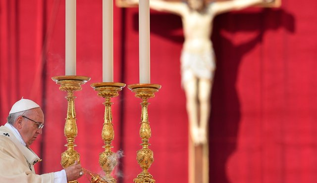 El papa Francisco hizo el llamado durante la misa en la plaza de San Pedro, como parte del Jubileo de la Divina Misericordia. AFP