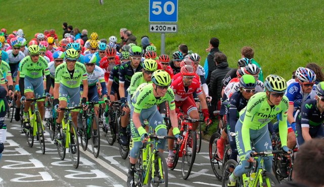 El pelotón de 51 ciclistas llegó con el mismo tiempo del ganador, donde se encontraban los colombianos Nairo Quintana y Sergio Luis Henao. Vueltapaisvasco.diariovasco.com