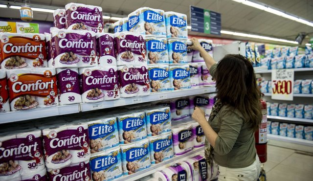 Las empresas involucradas en la cartelización de precios del papel higiénico pueden ser multadas con $68.000 millones y las personas naturales con $1.370 millones. Archivo La Opinión