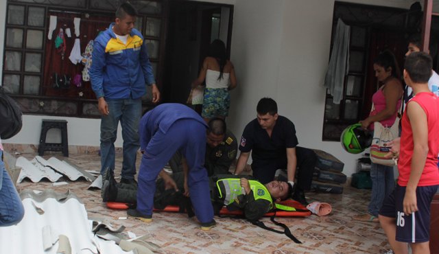 En medio de la búsqueda de uno de los asaltantes, un policía se cayó del techo de una de las casas del sector. Cristian Herrera