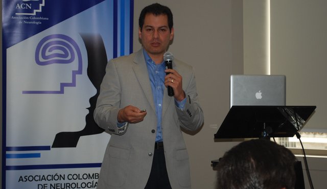 Óscar Bernal, neurólogo y coordinador del grupo de movimientos anormales de ACN habló sobre esta enfermedad. Colprensa