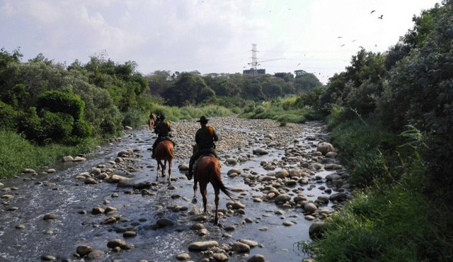 El grupo élite de carabineros recorrió el domingo el río Pamplonita para verificar que no haya presencia de maquinaria pesada en su lecho. Orlando Carvajal