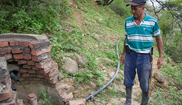 Cerca de 200 familias del corregimiento Canoitas y de San Pedro se suplen de agua sin tratar por medio de unas rústicas conexiones que ellos mismos elaboraron.
Juan Pablo Bayona