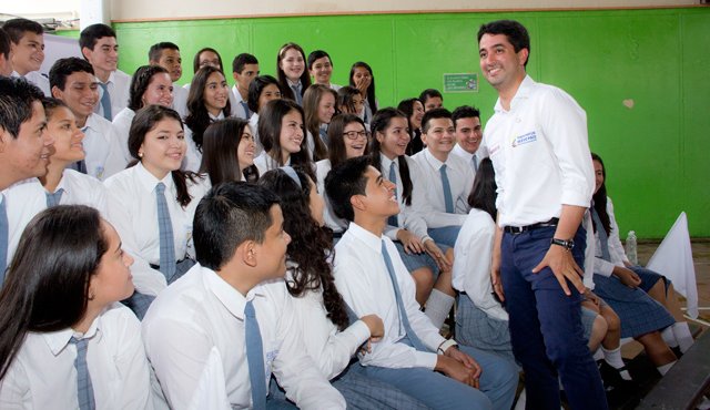 El viceministro de educación, Víctor Saavedra, dialoga con estudiantes del Instuto Técnico Nacional de Comercio, considerado uno de los cuatro mejores del país en el sector público, sobre lo que significa la medición de calidad integral de la educación. Luis Alfredo Estévez