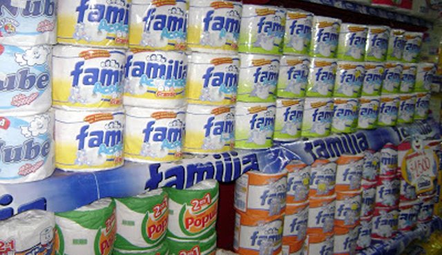 Víctima de su propio invento, con esa frase podría definirse la situación actual de la empresa Familia, que aunque tiene el título de líder por dominar el negocio del papel suave (que factura $1,2 billones anuales) también ostenta otro: el de ser parte principal y permanente del cartel de papel que investiga la Superintendencia de Industria y Comercio (SIC) Tomada de Internet