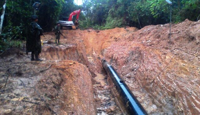 Autoridades controlan el daño ambiental que se genera por la instalación de válvulas ilegales. Ejército