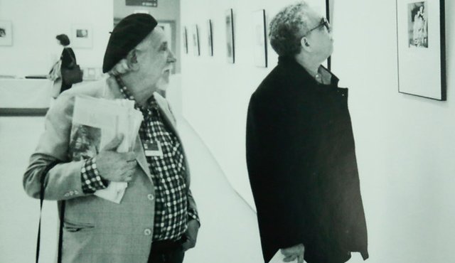 Leo Matiz aprecia una exposición con su amigo el Nobel colombiano Gabriel García Márquez. Colprensa