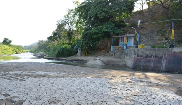 Con el acueducto se evitarían situaciones dramáticas como el estremecedor descenso de las aguas en la bocatoma de Cúcuta. Al proyecto solo le falta la gestión predial y ambiental. Archivo