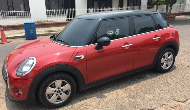 El carro quedó impactado por la ventana del conductor. Un hombre recibió un tiro en un glúteo. La Opinión