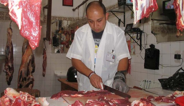 En los últimos años, el consumo de carne bajo 50% en Venezuela. Según las cifras de Fedenaga, de un consumo per cápita de 24 kilos en 2012, la cifra en 2015 se redujo a 12 kilos en 2015. Archivo