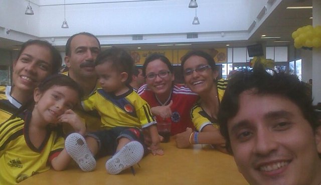 Víctor Hugo Torres acompañado de su familia. Cortesía