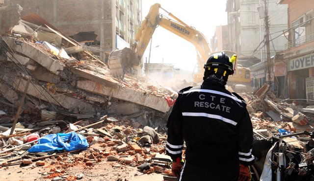 Rescatitstas siguen buscando víctimas bajo los escombros en Ecuador. AP