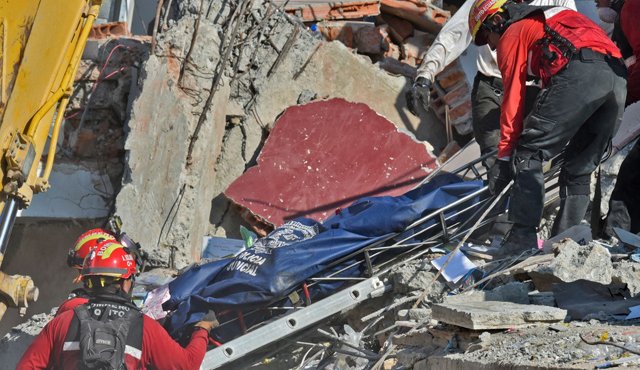 En Ecuador siguen las operaciones de rescate tras el terremoto. AFP