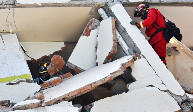 Los grupos de rescate siguen buscando sobrevivientes en las zonas afectadas por el terremoto en Ecuador. AFP