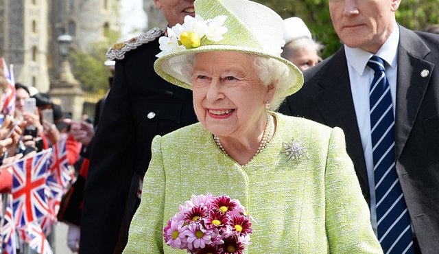 La reina Isabel II saluda a sus súbditos durante una caminata cerca del casitllo de Windsor al celebrar su cumpleaños 90 en Berkshire, Inglaterra. AP