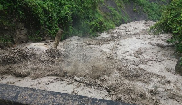 La quebrada Mapurito amenaza con afectar un puente. Cortesía