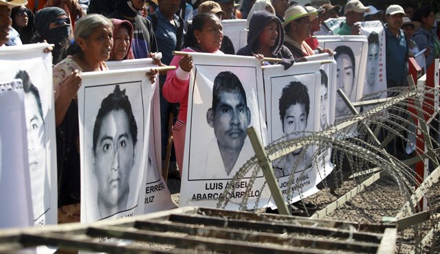 Tras el primer reporte de los expertos, en septiembre pasado, que rechazó la versión del basurero, la cooperación oficial del presidente Enrique Peña Nieto cambió. AP