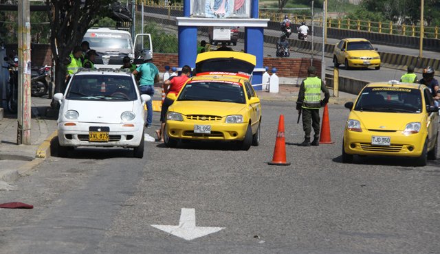 La Secretaría de Tránsito y la Policía emprendieron los controles para el desmonte de los paraderos ilegales o zonas amarillas que los taxistas crearon en por lo menos 100 sitios. César Obando