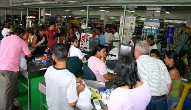 La regulación emitida por el gobierno nacional prohíbe la circulación de las bolsas inferiores a 30 centímetros y obliga a la elaboración de productos biodegradables y más resistentes. Archivo