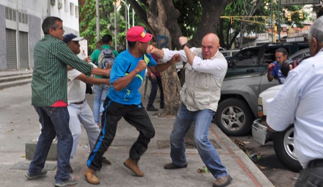 Momento en el que Jesús ‘Chúo’ Torrealba (derecha) era atacado por un hombre que se le acercó sigilosamente y a corta distancia. La Patilla