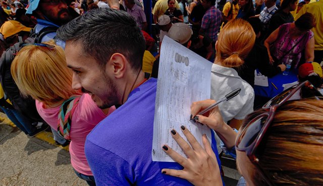 Coalición opositora venezolana recolectara más del triple de las firmas requeridas. AFP