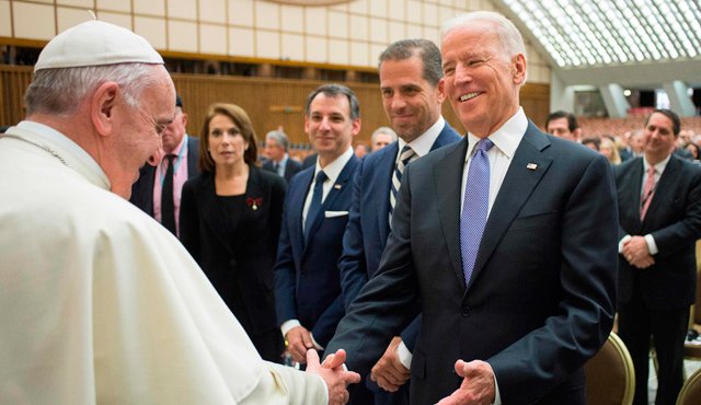 El vicepresidente de los EEUU, Joe Biden, y el papa Francisco reclamaron desde el Vaticano un “compromiso global” en la lucha contra el cáncer y las enfermedades raras, así como facilitar el acceso a las medicinas. AFP