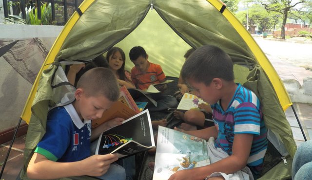 En carpas, los niños se divierten y leen en voz alta párrafo por párrafo. Cortesía