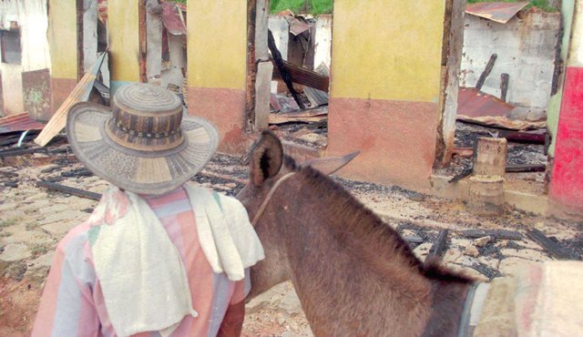 En 2015 la Fiscalía le solicitó a la Corte Suprema de Justicia que indague la presunta responsabilidad del senador Álvaro Uribe Vélez en los hechos que rodearon la masacre de El Aro, en este caso por supuestas omisiones suyas cuando se desempeñó como gobernador de Antioquia. Colprensa