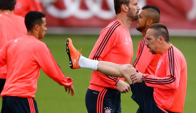 Franck Ribéry calienta durante una sesión de entrenamiento antes del partido.
AP