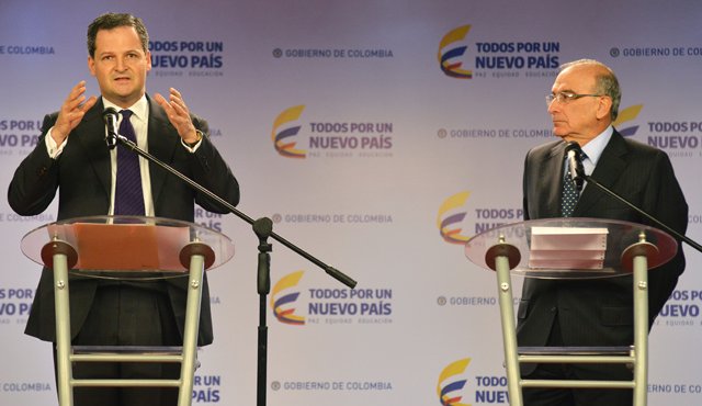 Los negociadores del gobierno en el proceso de paz con las Farc, Sergio Jaramillo y Humberto de la Calle, pidieron no precipitar los debates de la mesa de diálogos. Archivo / Colprensa