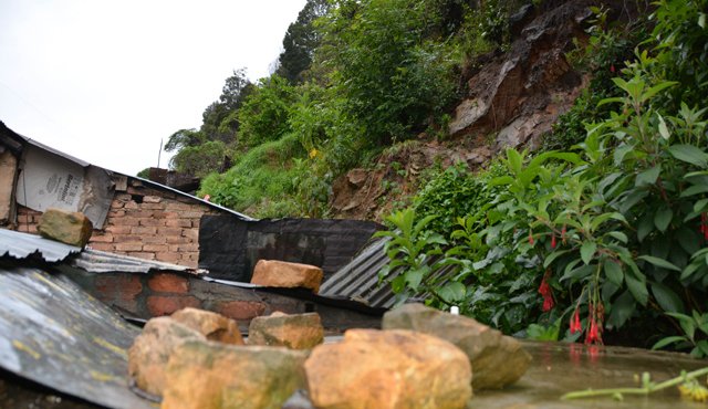 En el barrio Chíchira la situación se agudiza con los aguaceros. Hay desprendimiento de rocas y de lodo. Por el hecho hay 38 familias afectadas. Roberto Ospino