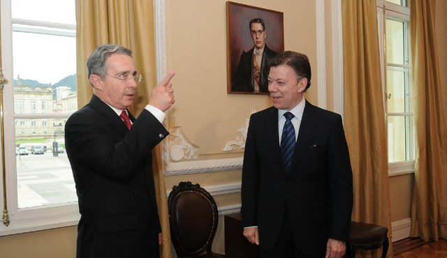 La Corte en la sentencia C-1040 de 2005 dio su aval al Acto Legislativo 02 de 2004 que estableció la reelección y permitió que Uribe se postulara para un segundo período y lo alcanzara. Colprensa
