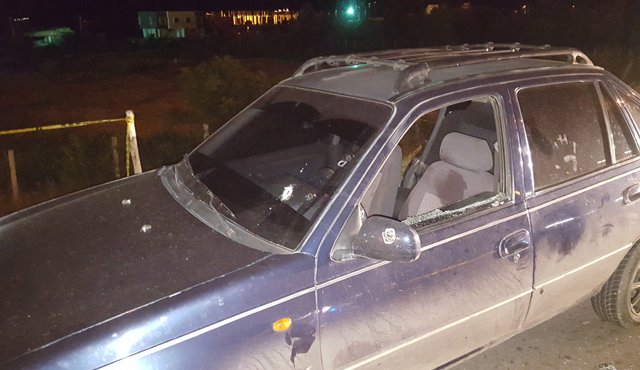 El carro quedó con varios impactos de bala tras el ataque del que fue víctima Juan Diego Rey Fernández, en el barrio Lomitas. Cristian Herrera
