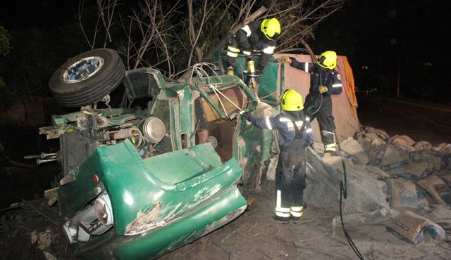 El cuerpo de Bomberos tuvo que cortar las latas del vehículo para sacar el cadáver de Daniel Lizcano. Cortesía