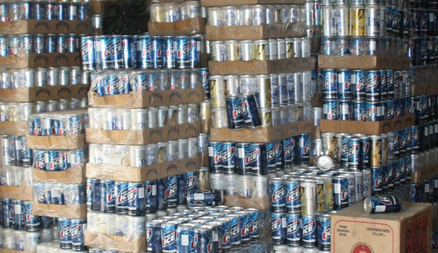Las cervezas que aún quedan se están vendiendo a 360 bolívares, superando los 250 bolívares de la semana pasada y los 70 bolívares de 2015. Archivo