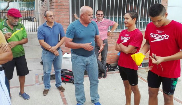 el instructor cubano, gilbert Valdez, da algunas indicaciones a los nadadores sobre la importancia de llegar a ser un deportista de alto rendimiento. Cortesía Linornatación
