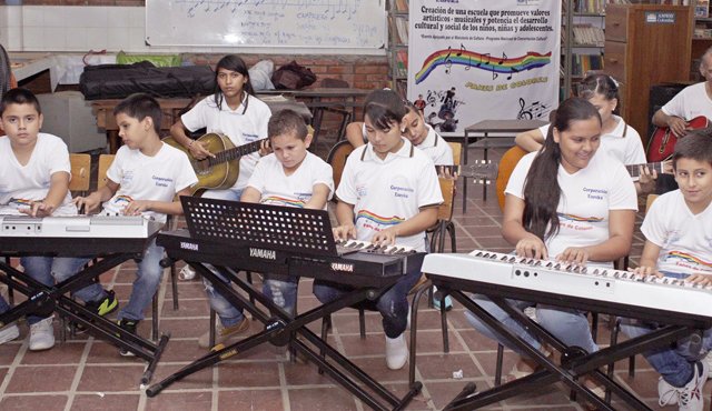 Dos veces a la semana los niños de niña ceci y loma de bolívar, que hacen parte del proyecto musical, se reúnen para ensayar una nueva canción. Mario Caicedo