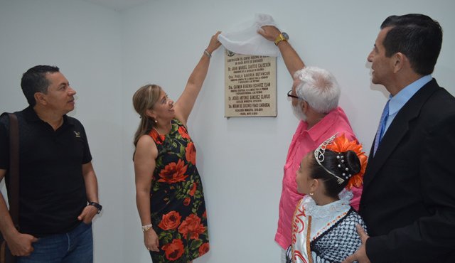 La alcaldesa de Ocaña, Miriam Prado Carrascal, fue la encargada de develar la placa, ubicada en la entrada del Centro de Víctimas. Javier Saravia