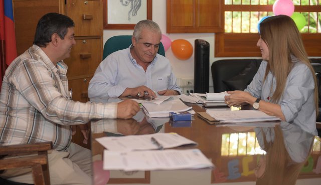El director (al centro) Edgar Antonio Sánchez Ortiz, posesionó a los nuevos decanos Martha Milena Peñaranda y Daniel Antonio Hernández. Javier Saravia